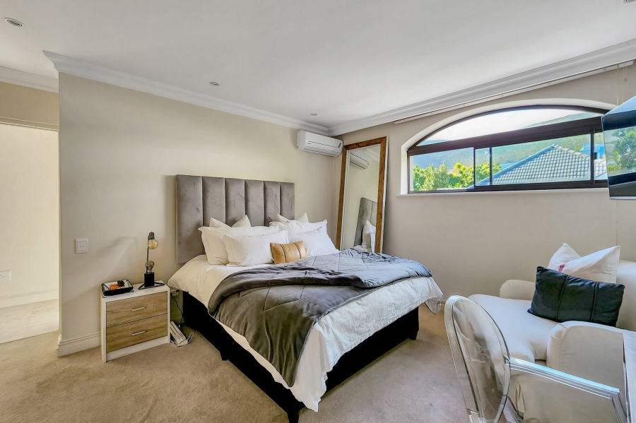 6 Bedroom Property for Sale in Fresnaye Western Cape